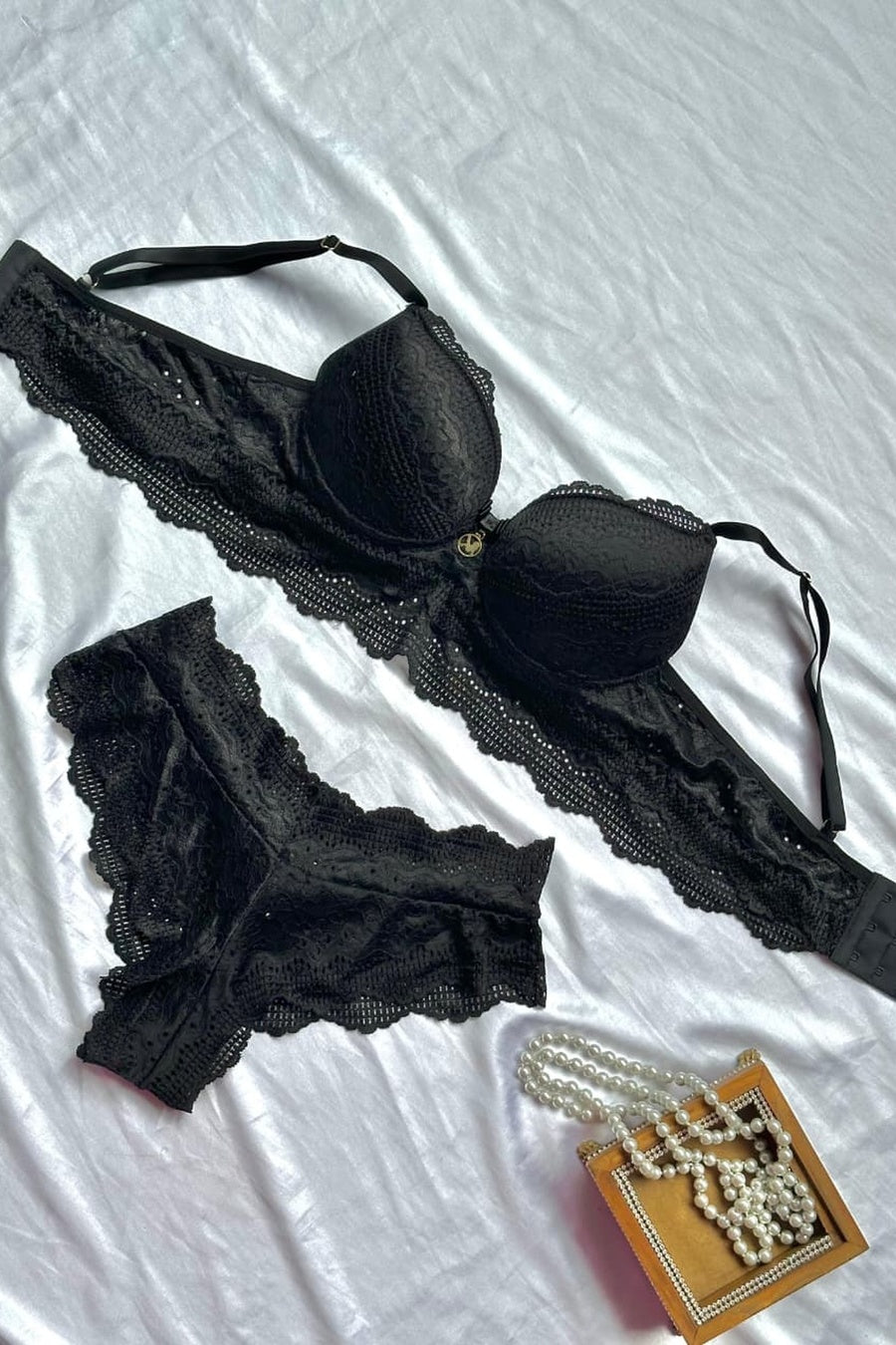 Émeraude Longline Lace Set – Amour Rouge Collection.